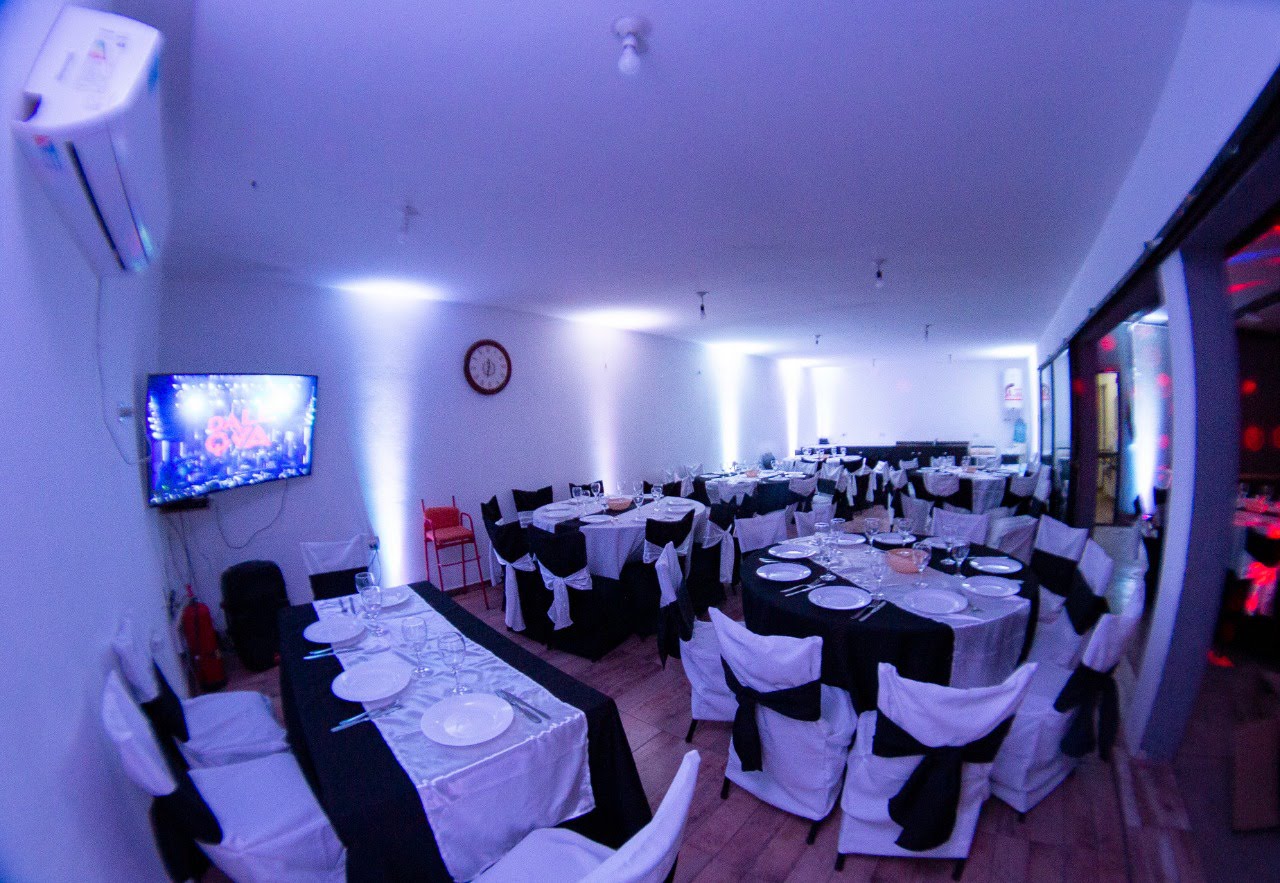 Interior del salon vestido para una cena