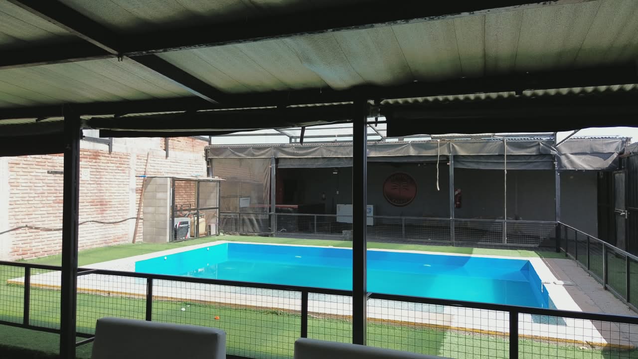 Exterior y quincho con cesped