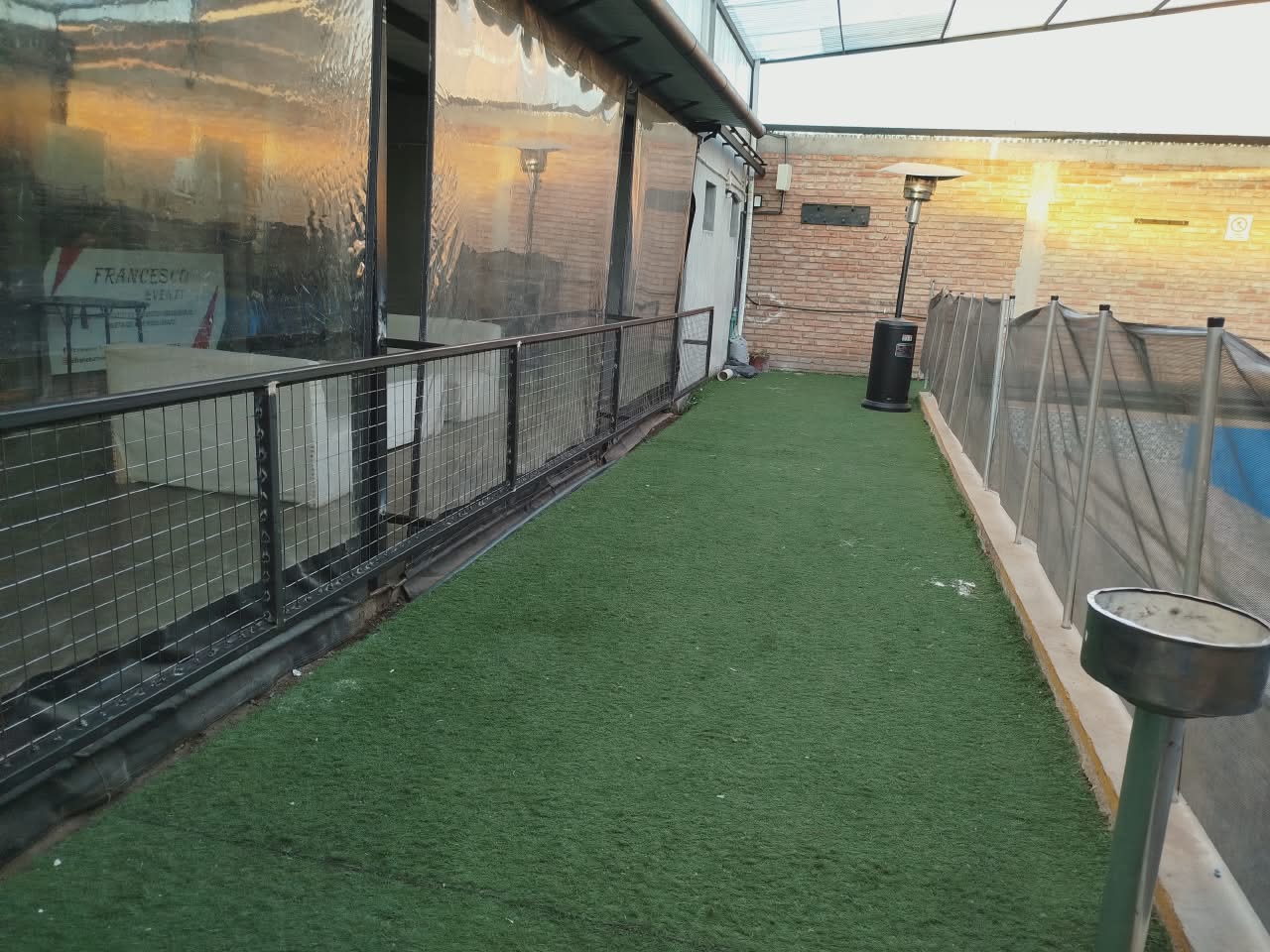 Exterior con pileta y techo corredizo